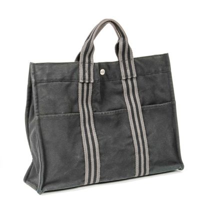 HERMES Paris made in France Sac "Toto" 42cm en toile noire, fermeture pressions rehaussées...