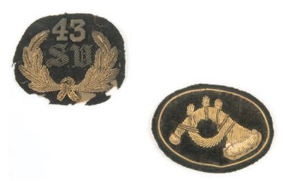 null Deux motifs de casquette en drap noir brodés de canetille dorés: a) au cor d'officier...