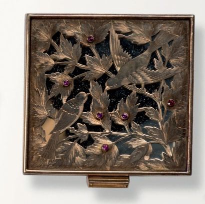 BOUCHERON Poudrier carré en argent (925°/00) guilloché, au décor gravé et ajouré,...