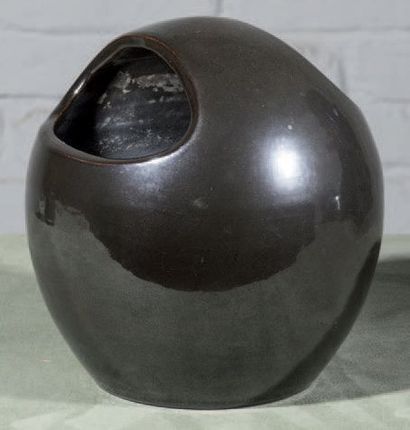 Atelier MADOURA 
Vase boule, vers 1960.
Signé sous la base du cachet en creux.
Vase...
