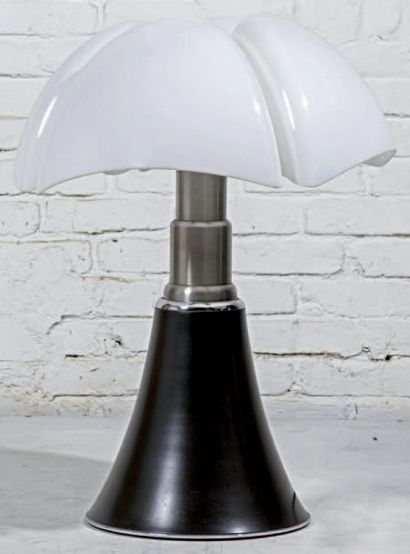 Gae AULENTI (1927/2012) 
Lampe modèle “Pipistrello”.
Marque de l'éditeur sous la...
