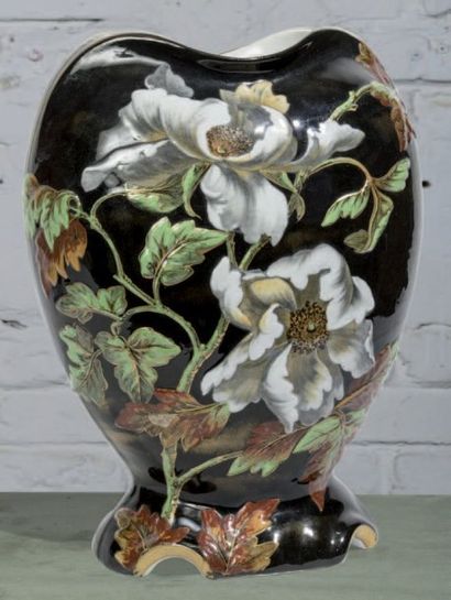 null Vase en céramique.
Vase en céramique à décor végétal blanc vert et rouge sur...