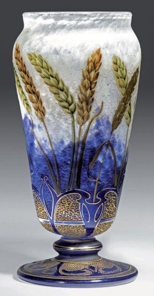 DAUM 
Vase piriforme en verre sur talon à décor de blés gravés à l'acide et émaillés...