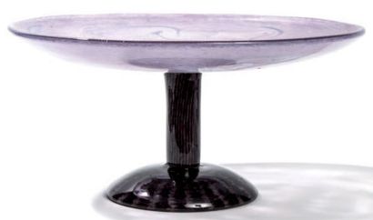 Charles SCHNEIDER (1881-1953) 
Coupe, ronde plate en verre marbré violet reposant...