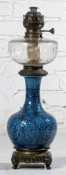 Théodore DECK, (attribué à) (1823-1891) 
Lampe à pétrole, vers 1890.
Pied de lampe...