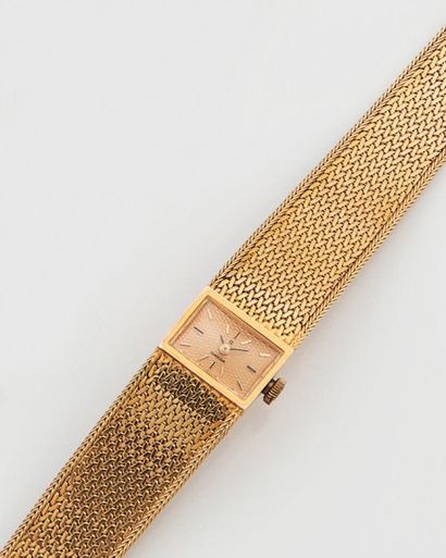 OMEGA 
Montre bracelet de dame en or jaune 18K (750°/00).
Cadran rectangulaire à...