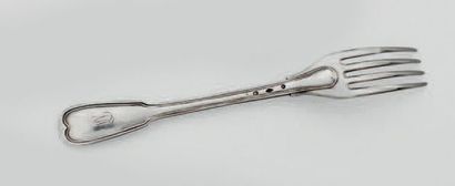 null Fourchette à ragoût en argent, modèle à filets. Gravée sur la spatule DL.
PARIS...