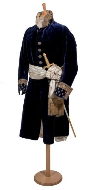 null Grand costume de Pair de France
Habit tunique en velours bleu roi à haut collet...