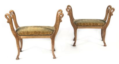 null Paire de fauteuils curules
En bois à décor de col de cygne et pieds griffes.
Style...