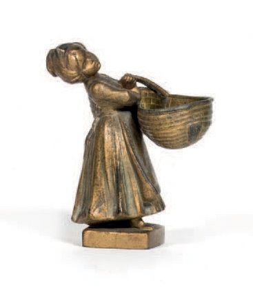 MAXIM (fin du XIXe siècle) 
Sujet en bronze patiné figurant une fillette au panier,...