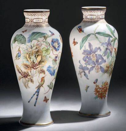 null Paire de vases de forme balustre
En opaline blanche rehaussée d'or à décor polychrome...