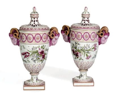 Dans le goût de Sceaux 
Paire de pots pourris de forme ovoïde en faïence fine polychrome...