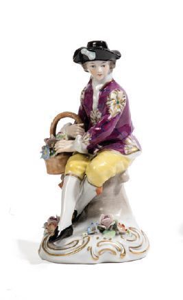 null Sujet en porcelaine
Polychrome et or représentant un jeune homme assis au panier...