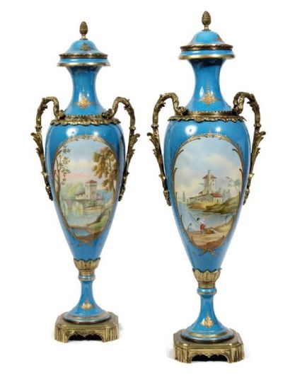 null Paire de vases ovoïdes couverts
En porcelaine bleu céleste rehaussée de motifs...