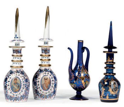 null Ensemble de trois carafes et une verseuse
En verre blanc et bleu à décor floral...