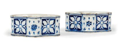 Théodore DECK (1823-1891) 
Paire d'encrier en céramique à décor blanc bleu de pastille...