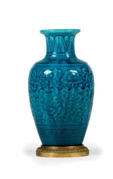 Théodore DECK (1823-1891) 
Vase en céramique à décor végétal en camaïeu de bleu,...