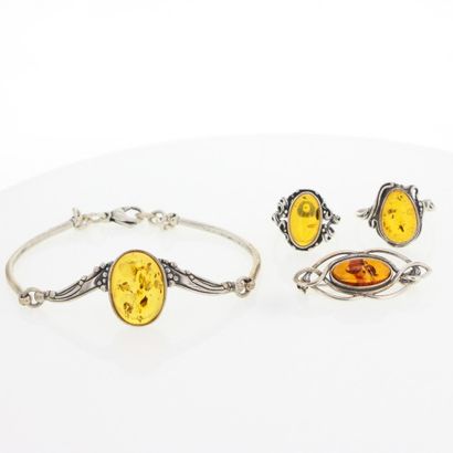 null Ensemble de bijoux
En argent (925°/00) sertis d'ambre: un bracelet, deux bagues...