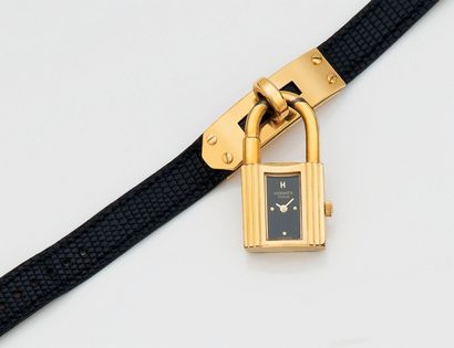HERMES Modèle Cadenas
Montre bracelet de dame en métal doré.
Boitier en forme de...