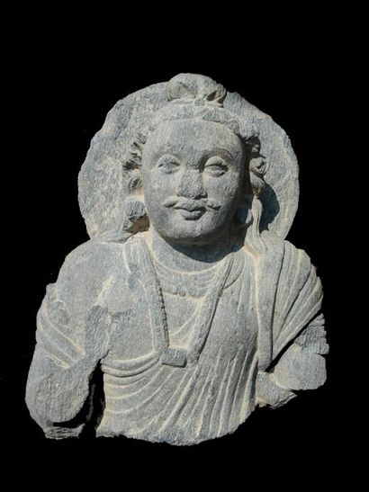 ART GRECO-BOUDDHIQUE DU GANDHARA (Ier - Vème siècle) Buste de Bodhisattva. En schiste.Vallée...