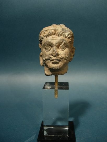 ART GRECO-BOUDDHIQUE DU GANDHARA (Ier - Vème siècle) Tête d'homme. Charsadda. En...