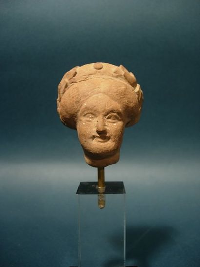 ART GRECO-BOUDDHIQUE DU GANDHARA (Ier - Vème siècle) Tête de déesse-mère. En terre...