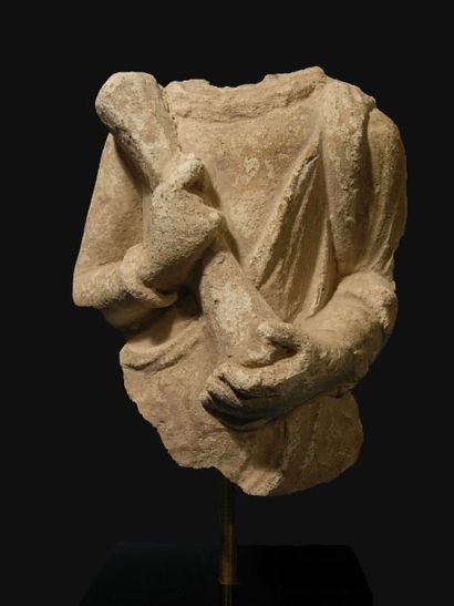 ART GRECO-BOUDDHIQUE DU GANDHARA (Ier - Vème siècle) Torse de Vajrapani. En stuc....