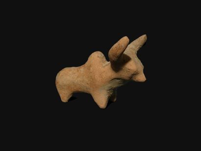 MOHENJO DARO (2500 av. J.C.) Taureau. En terre cuite. L : 8 cm