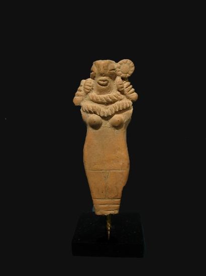 CHARSADDA (300 av. J.C.) Déesse-mère. En terre cuite. H : 8 cm