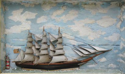 null Diorama. Trois-mâts sous voiles vu par tribord. Voiles en bois peint. Fond peint...