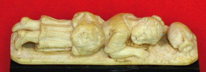 Personnage en ivoire sculpté : Une enfant...