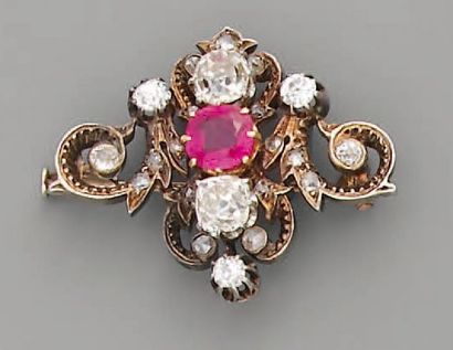 null BROCHE XIXe, en or, argent, rubis BIRMAN (non chauffé) et diamants