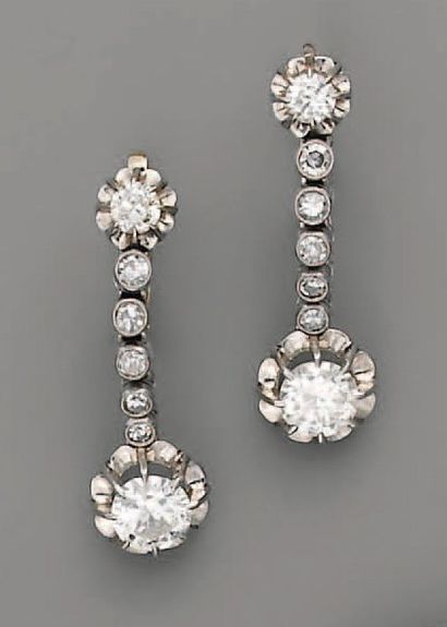null PENDANTS D'OREILLE, 1925, en platine et diamants (2 cts)