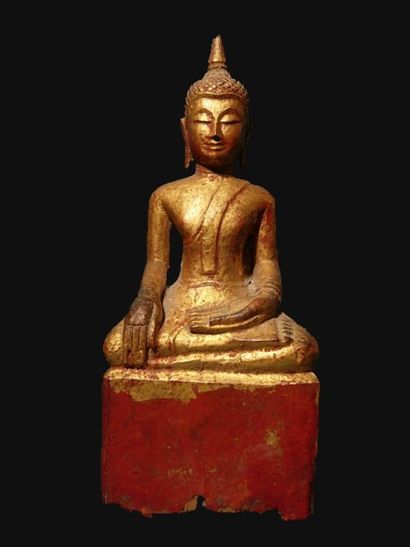 null Statuette de Bouddha. En bois laqué et doré. Siam, Lanna, XVIIIe s. H : 24 ...