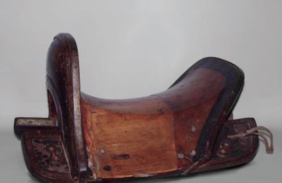 null Selle de cheval en bois, à décor en fer forgé damasquiné à motifs géométriques,...