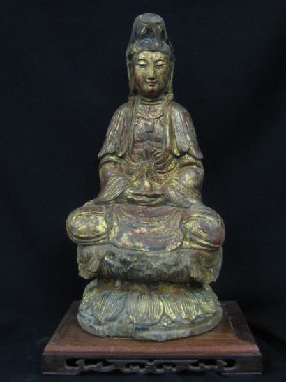 T'SING ( XIXe siècle ) Kwanin assise en méditation sur un trône. En bois sculpté...