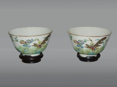 null Deux coupelles en porcelaine à décor floral et de papillons. Fin XIXe s. H :...
