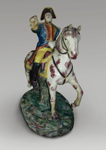 Napoléon à cheval un bras levé à décor polychrome,...
