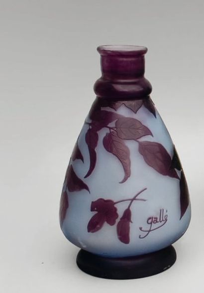 Emile GALLE (1846-1904) Vase piriforme sur talon à goulot cylindrique renflé à bague....