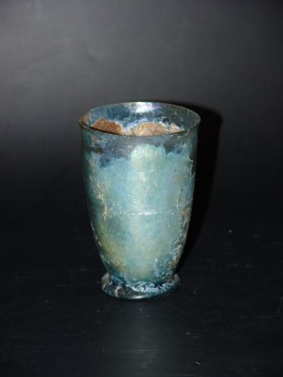 EPOQUE ROMAINE (IIe siècle) Gobelet tronconique en verre bleuté à irisation. H :...