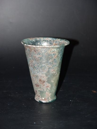 EPOQUE ROMAINE (IIe siècle) Goblet tronconique en verre vert irisé. H : 10 cm