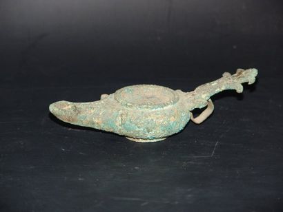 EPOQUE ROMAINE (IIe siècle) Lampe à huile. En bronze à patine de fouille. (Manques)....