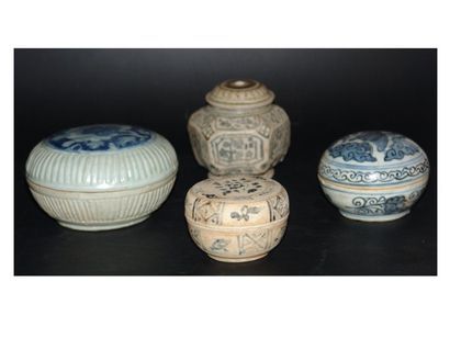 CHINE Lot de quatre boites. En porcelaine. XIXe siècle. H : 5 à 9 cm