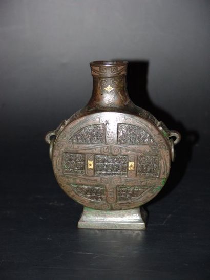 CHINE Vase de forme « bianhu ». En bronze. Tsing, XIXe siècle. H : 14 cm