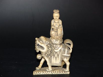CHINE Lion surmonté d'une Guanyin assise sur un trône. En ivoire. XXe siècle. H :...