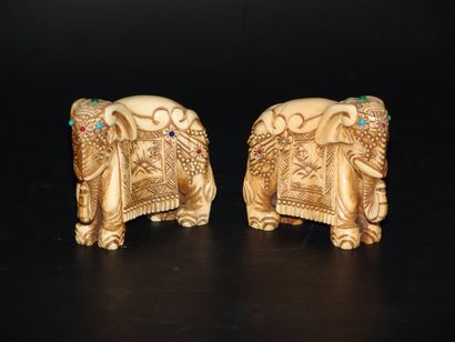 CHINE Deux éléphants en ivoire. XXe siècle. H : 65 cm L : 7 cm