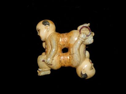 CHINE Statuette représentant un double « ho ho ». En ivoire. XXe siècle. L : 7 c...