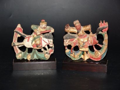 CHINE Deux cavaliers en bois polychrome. XIXe siècle. H : 10 cm