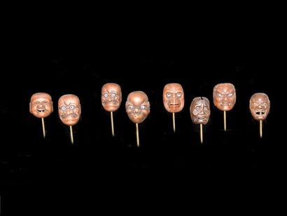 JAPON Lot de huit masques miniatures. Résine. XXe siècle. H : 4 à 5 cm