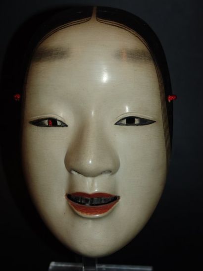 JAPON Masque de type « Magojirô » femme incarnant la beauté idéale de l'époque de...
